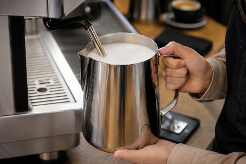 Dzbanek do spieniania mleka Hendi 451533 1500 ml podczas spieniania mleka przy ekspresie kolbowym