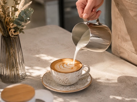 Dzbanek baristyczny Hendi 451519 do cappuccino i latte w użyciu