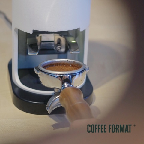 Automatyczny tamper Coffee Format White do powtarzalnego ubijania kawy